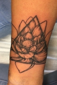 睡莲花纹身 女生手臂上黑色三角形和莲花纹身图片
