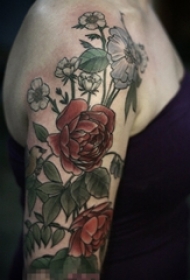 女生手臂上彩绘植物简单线条花朵纹身图片