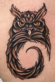 男生背部彩绘水彩素描创意霸气猫头鹰纹身图片