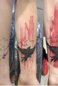 女生手臂上彩绘水彩素描创意老鹰纹身图片