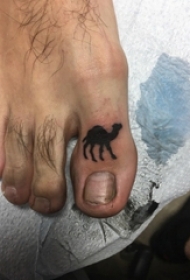 男生脚趾上黑色小动物轮廓骆驼纹身图片