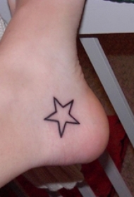女生脚部黑色线条创意文艺小清新星星纹身图片