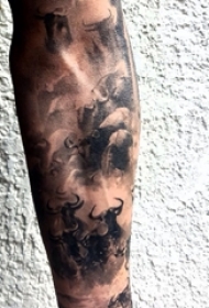 文艺手臂纹身 男生手臂上黑色角马迁徙纹身图片