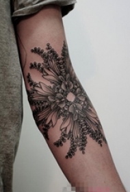 女生手臂上黑色素描点刺技巧创意花朵纹身图片