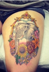 大象纹身女生大腿上大象和花朵纹身图片