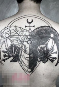 男生背部黑色线条素描创意羊头纹身图片