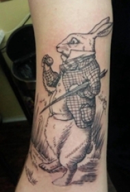 男生手臂上黑灰素描创意文艺童话兔先生纹身图片
