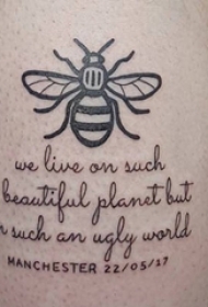 男生小腿上黑色线条素描创意蜜蜂精致花体英文纹身图片