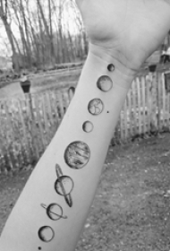手臂上纹身黑白灰风格点刺纹身几何元素纹身小星球纹身图片