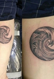 手臂纹身素材 女生手臂上黑色的海浪纹身图片