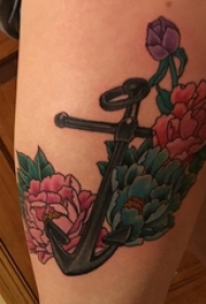 女生大腿上彩绘渐变简单线条花朵和船锚纹身图片