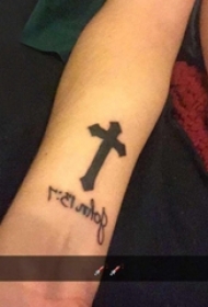 女生手臂上黑色简单线条英文和十字架纹身图片