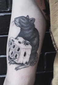 老鼠纹身图 男生手臂上黑色的老鼠纹身图片