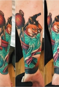 女生小腿上彩绘渐变几何简单线条小动物狐狸纹身图片