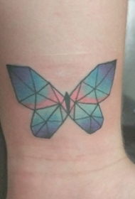 女生手臂上彩绘渐变几何简单线条动物蝴蝶纹身图片