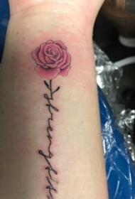 女生手臂上彩绘水彩素描唯美花朵精致花体英文纹身图片