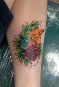 女生小腿上彩绘渐变简单线条植物花和狐狸纹身图片