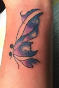 女生手臂上彩绘渐变简单线条小动物蝴蝶纹身图片