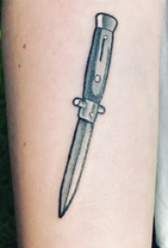 男生手臂上黑灰点刺几何简单线条匕首纹身图片