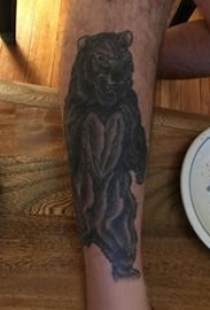 熊纹身 男生小腿上黑色的熊纹身图片