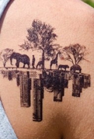男生肩部黑色点刺建筑和动物植物纹身图片