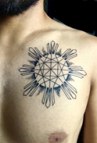 男生胸口上黑色线条素描创意文艺太阳纹身图片