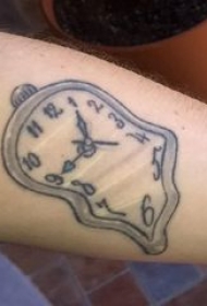 纹身钟表 男生手臂上黑灰纹身钟表纹身图片