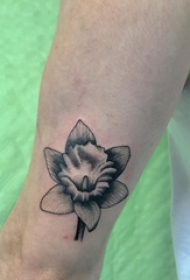 男生手臂上黑灰点刺简单线条植物水仙花朵纹身图片