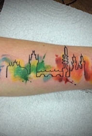 女生手臂上彩绘泼墨几何线条建筑纹身图片