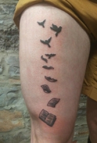 男生大腿上黑色点刺几何简单线条小动物轮廓和书籍纹身图片