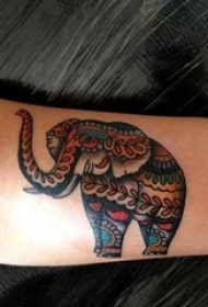 女生手臂上彩绘水彩创意印第安花纹大象纹身图片