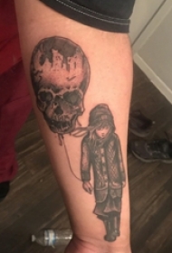 男生手臂上黑灰素描点刺技巧骷髅纹身图片