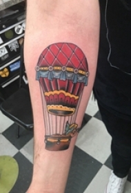 热气球纹身男生手臂上彩色的热气球纹身图片