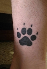 男生小腿上黑色轮廓创意俏皮可爱狗爪纹身图片