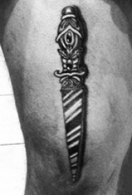男生大腿上黑色点刺简单线条植物和匕首纹身图片