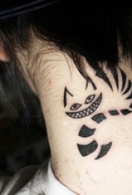 女生颈后黑色几何线条小动物卡通笑脸猫纹身图片