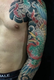 日本纹身 男生手臂上彩色的花臂纹身图片