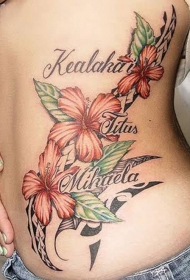 女性腰部漂亮的花卉字母纹身