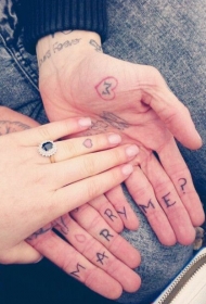 情侣手指红色心形英文纹身图案