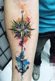 男生手臂上黑灰素描指南针和船锚泼墨纹身图片