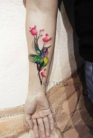 手臂鲜花和蜂鸟彩绘纹身图案