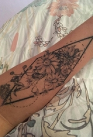 女生手臂上黑色线条几何元素唯美花朵纹身图片