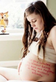 一张独特时髦的孕妇腹部英文字母纹身图案