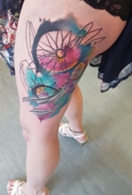 女生大腿上彩绘泼墨简单线条创意捕梦网纹身图片