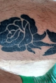 男生小腿上黑色抽象线条植物叶子和花朵玫瑰纹身图片