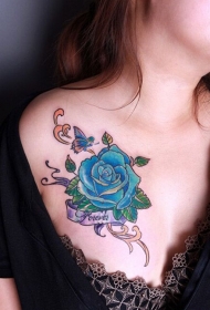 性感胸部蓝色玫瑰花纹身图案