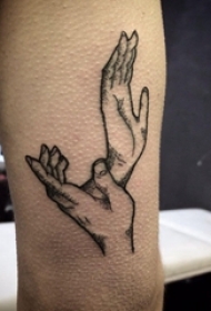 手掌小纹身 男生手臂上黑色的手掌纹身图片