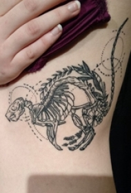 女生侧腰上黑色点刺几何简单线条动物骨架纹身图片