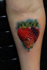 文艺手臂纹身 男生手臂上彩色的草莓纹身图片