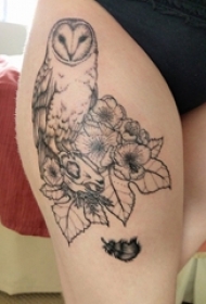 女生大腿上黑色点刺简单线条植物花朵和猫头鹰纹身图片